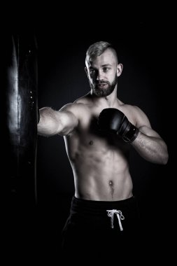 Kum torbasına yumruk erkek atlet boxer 