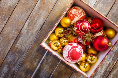 parlak Noel topları