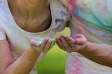  Çift renkli boya tozu ile oynamak