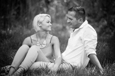 bir parkta bir yaz gününde genç Çift.