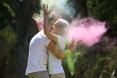  Çift renkli boya tozu ile oynamak