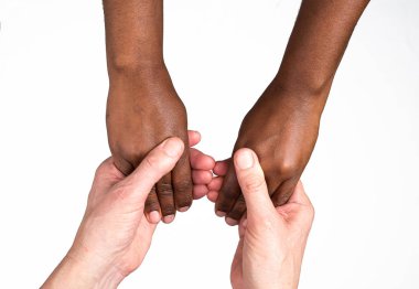 Yakın tutan bir siyah bir beyaz / beyaz erkek bakış / afri