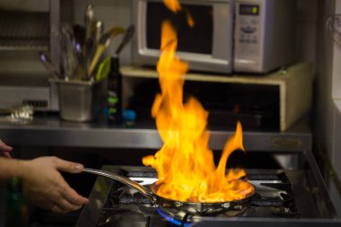 bir restoranda yemek hazırlama Şef.