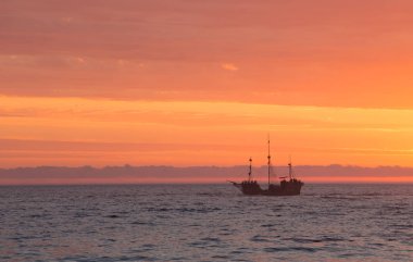 Gemi denizde gidiyor