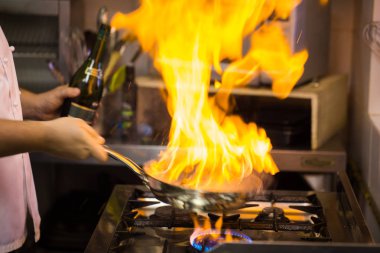 bir restoranda yemek hazırlama Şef.