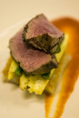 Tabakta kızarmış et