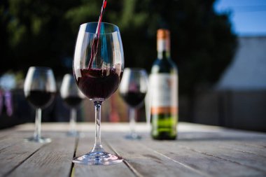 bardak kırmızı şarap