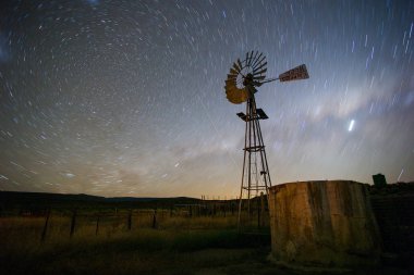 Windmil siluet alacakaranlıkta 