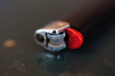 Tablo üzerinde siyah çakmak 