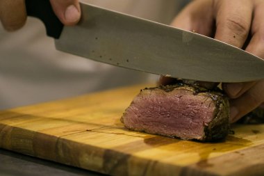 Sığır eti Dilimleme bir gurme Chef görüntüyü kapat