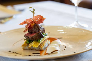 Lezzetli gurme kızartılmış sığır eti yemek 