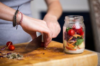 Bir kavanoz içinde sağlıklı taze salata