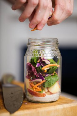 Bir kavanoz içinde sağlıklı taze salata