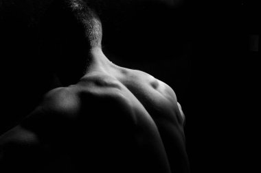 Erkek fitness modeli gösteren kaslar 