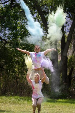  Çift renkli boya tozu ile oynamak