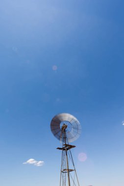 Bir yel değirmeni geniş açı görüntü kadar kapatın