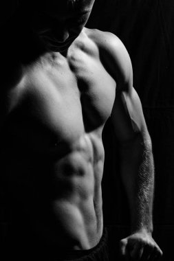 Erkek fitness modeli gösteren kaslar 