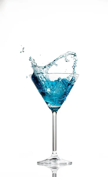 Coquetel azul em um copo de martini — Fotografia de Stock