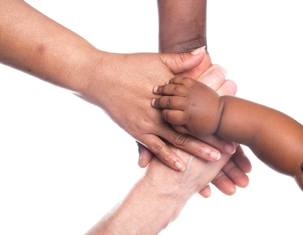 Люди змішаних рас тримають руки — стокове фото