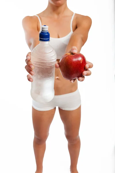 Junges Mädchen mit Wasser und Apfel — Stockfoto