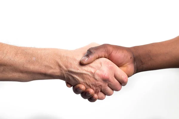 Kaukasische mens aangrijpend een Afrikaanse menselijke hand — Stockfoto