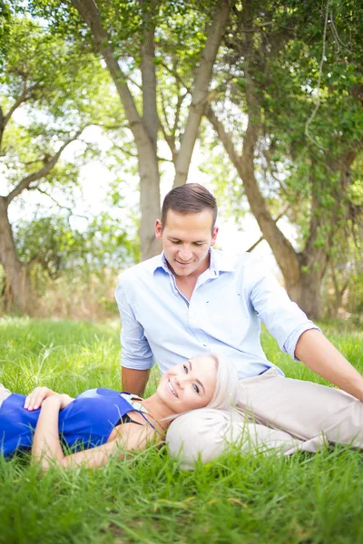 Ungt par en sommardag i en park. — Stockfoto