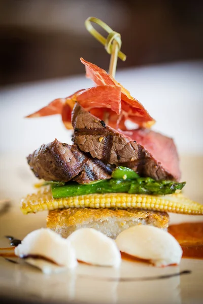 Delicioso almuerzo gourmet de carne asada —  Fotos de Stock