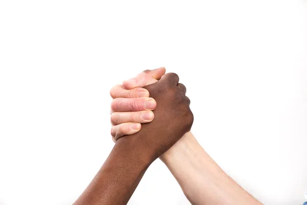 Caucasiano humano agarrando uma mão humana africana — Fotografia de Stock