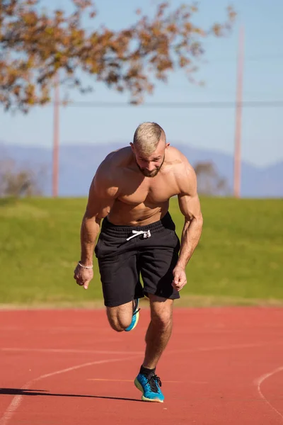 オスの運動選手の全力疾走 — ストック写真