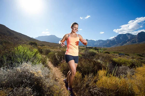 Triathletin läuft auf einem Trail — Stockfoto