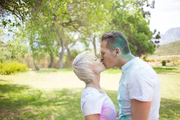 Paar spielt mit buntem Farbpuder — Stockfoto