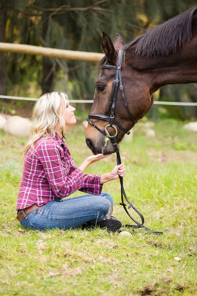 Linda elegância cowgirl com cavalo — Fotografia de Stock
