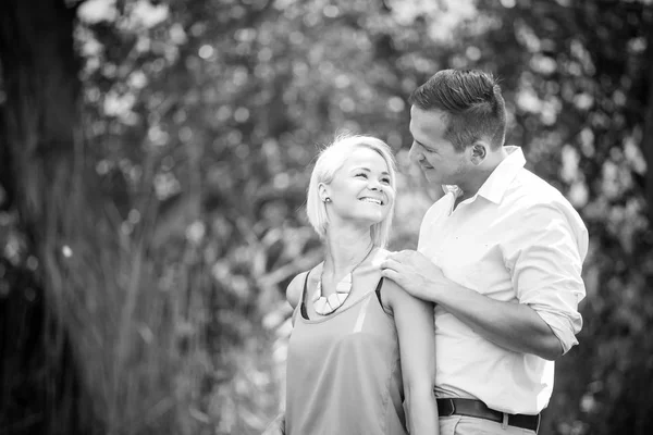 Jovem casal em um dia de verão em um parque . — Fotografia de Stock