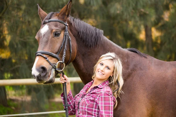 Linda elegância cowgirl com cavalo — Fotografia de Stock