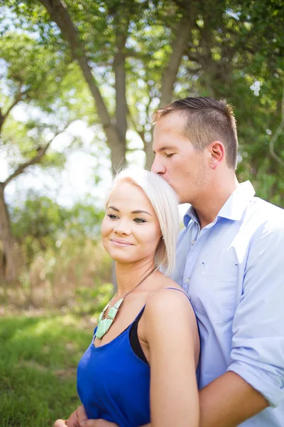 Ungt par en sommardag i en park. — Stockfoto