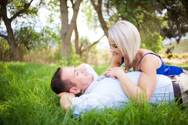 Junges Paar an einem Sommertag im Park. — Stockfoto