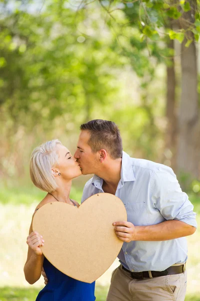 Ungt par en sommardag i en park. — Stockfoto