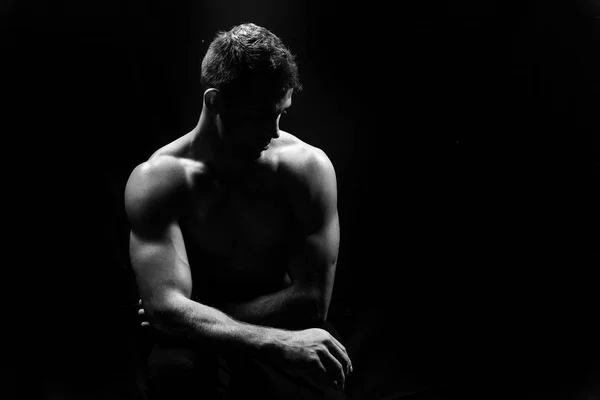 Erkek fitness modeli gösteren kaslar 