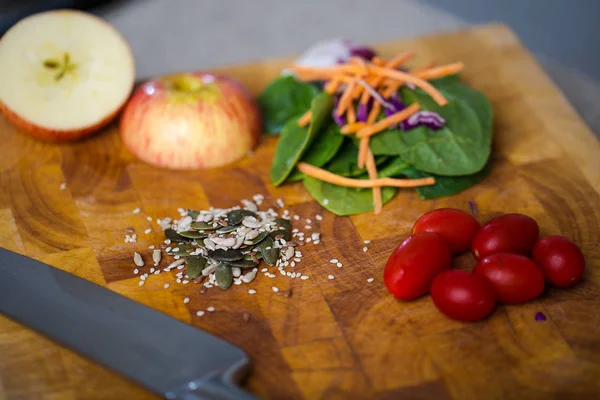 Здоровый свежий салат в банке — стоковое фото