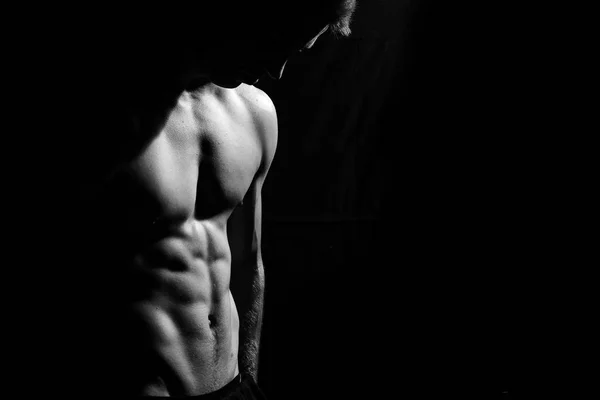 Αρσενικό γυμναστήριο μοντέλο δείχνει τους μυς — Φωτογραφία Αρχείου