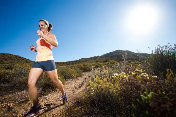 Triatleta corriendo por un sendero — Foto de Stock