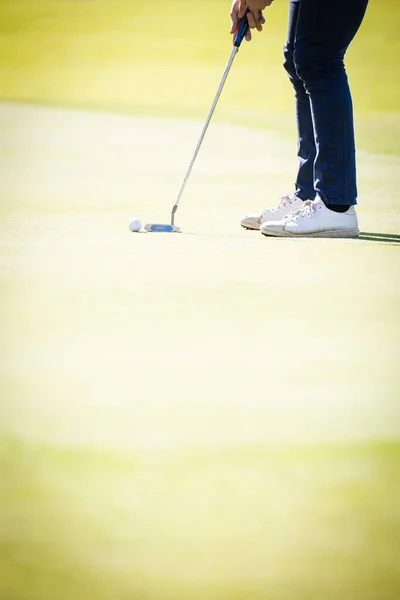 Golfer zijn schot op de stift van plan — Stockfoto