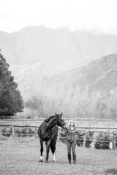 Güzel zerafet cowgirl atı ile — Stok fotoğraf
