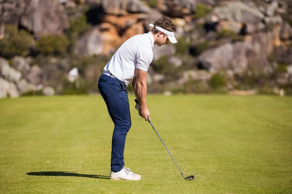 Golfista planeando su tiro al alfiler —  Fotos de Stock