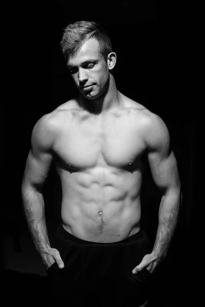 Männliches Fitnessmodell zeigt Muskeln — Stockfoto