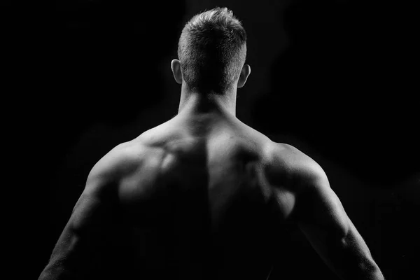 男性健身模型显示肌肉 — 图库照片