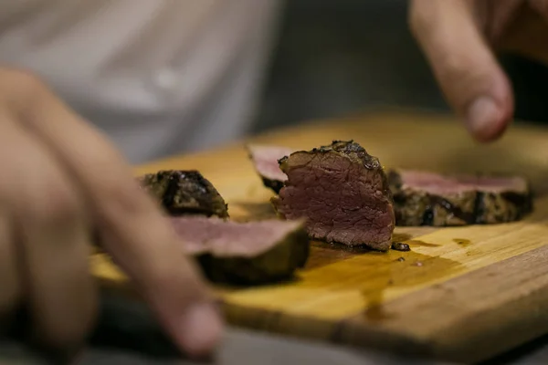 Close up image of a gourmet chef slicing beef — Stock Photo, Image