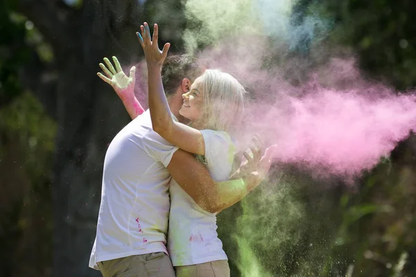 Çift renkli boya tozu ile oynamak — Stok fotoğraf