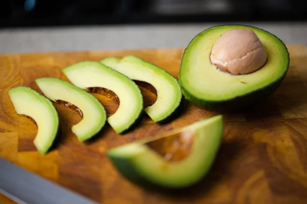 Закрыть здоровый зеленый и спелый авокадо — стоковое фото