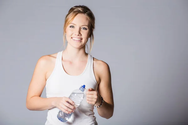 Фітнес-модель, що тримає пляшку води — стокове фото